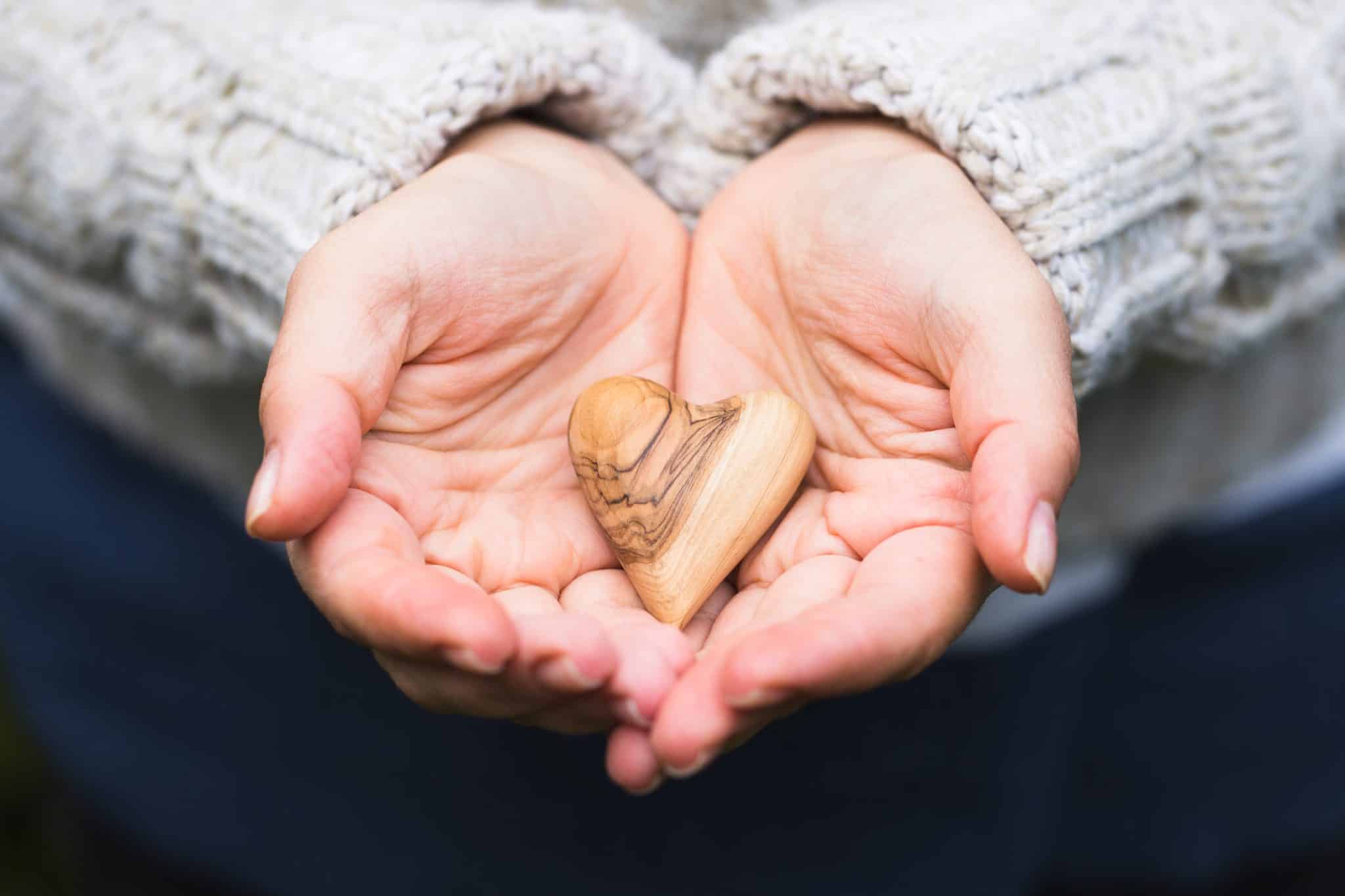 cuore sulle mani