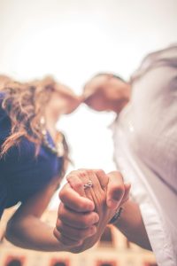 persone che si baciano e si stringono la mano