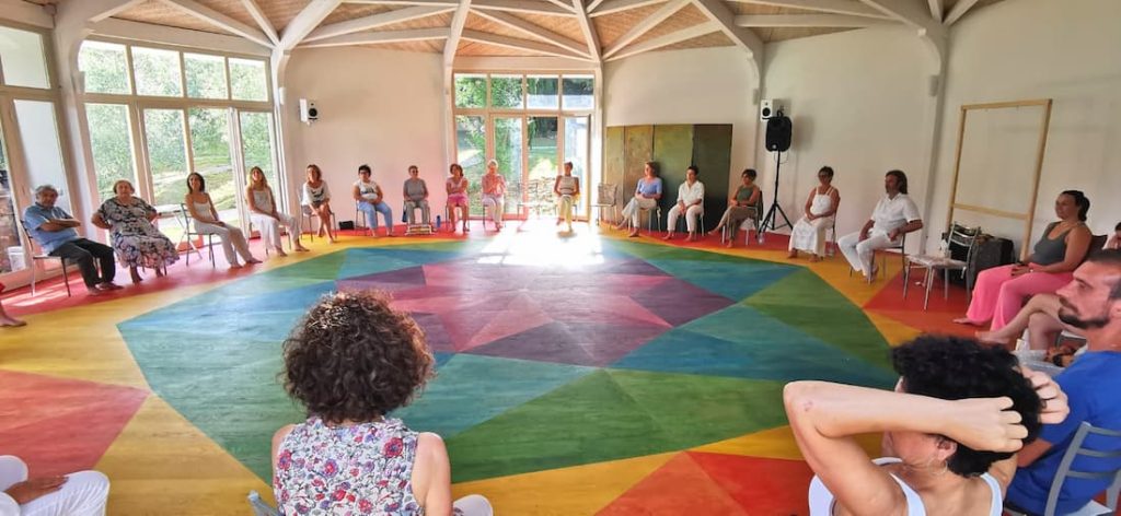 persone in circolo